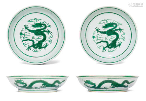 A PAIR OF GREEN-ENAMELLED AND ANHUA-DECORATED 'DRAGON' DISHE...