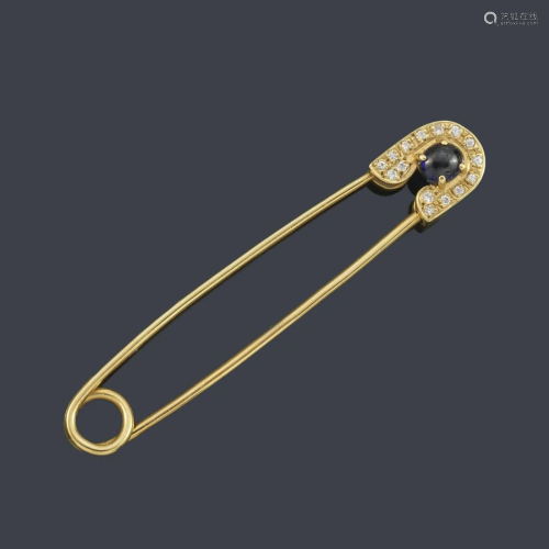 18K yellow gold safety pin with cabochon sapphire and