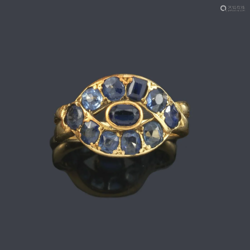 Ring with wavy front of sapphires in 18K yellow gold.