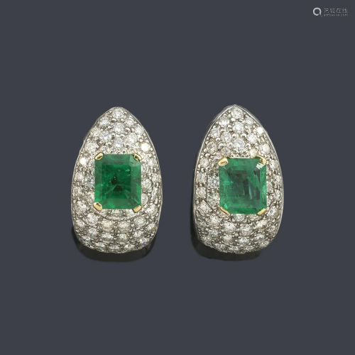 Short earrings with a pair of emeralds of approx. 4.87