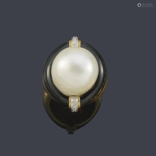 LUIS GIL Ring with a large central pearl of approx.