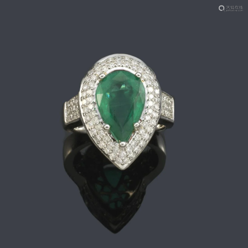 Ring with a knob-cut emerald of approx. 3.77 ct with