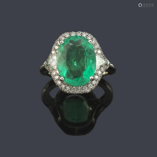 Ring with oval cut emerald of approx. 5.29 ct with a