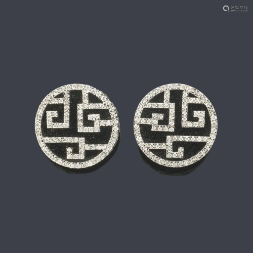ALDAO Circular earrings with onyx plate and geometric