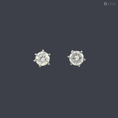 Sleepers with a pair of diamonds of approx. 0.48 ct and