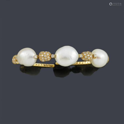 Semi-rigid bracelet with three baroque river pearls