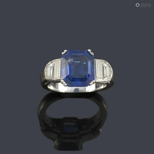 Ring with central sapphire approx. 4.10 ct flanked by