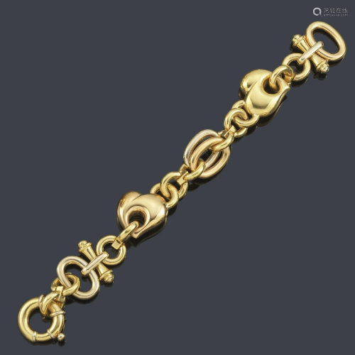 Oval and circular link bracelet with two heart-shaped