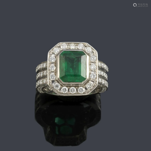 Ring with central emerald of approx. 2.63 ct with