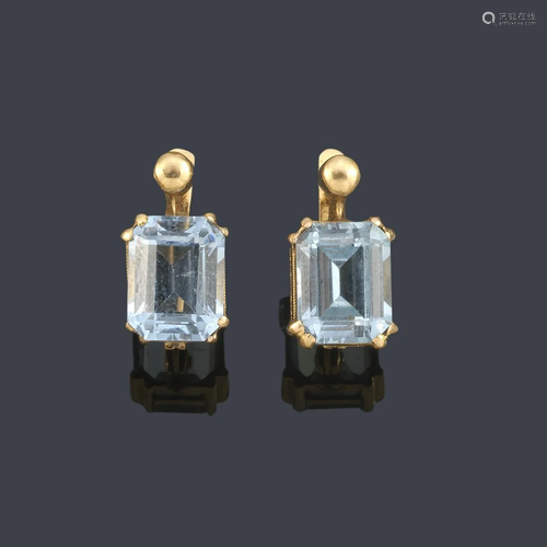 Short earrings with a pair of aquamarines in 18K yellow