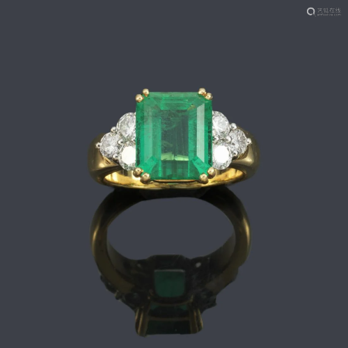GERMAN Ring with central emerald of approx. 4.50 ct