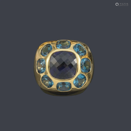 Ring with iolite and blue topaz in 18K yellow gold.