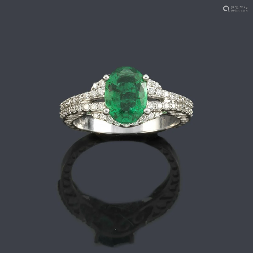 Ring with oval cut emerald of approx. 1.54 ct with