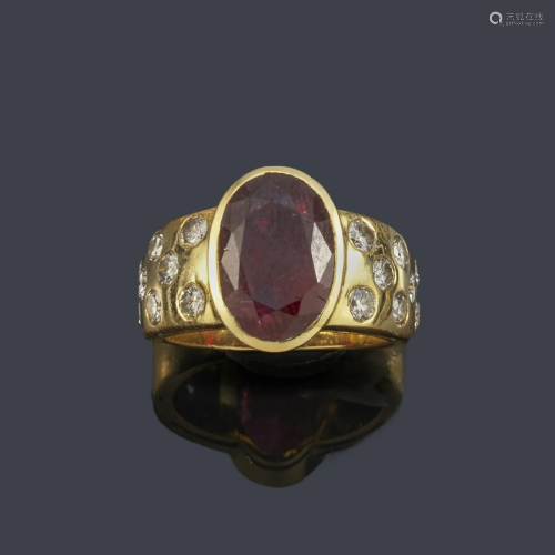 Ring with oval cut ruby of approx. 4.25