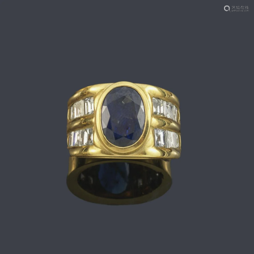 LUIS GIL Ring with oval cut sapphire of approx. 3.35