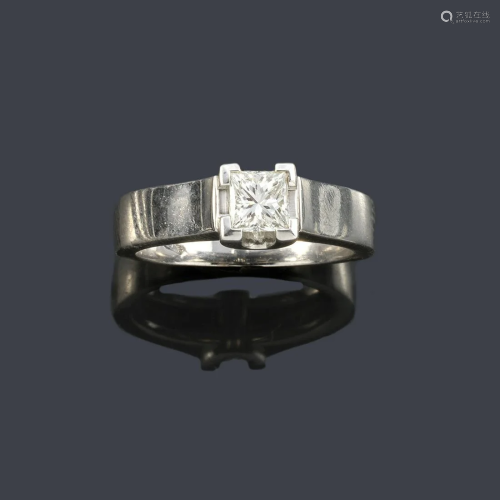 Ring with princess cut diamond of approx. 0.45 in 18K