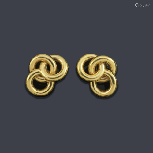 Earrings with three interlocking circular motifs in 18K