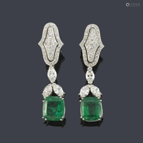 Long earrings with a pair of emeralds of approx. 5.88