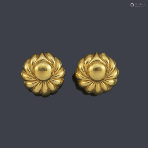 Short earrings with gallon motifs in 18K yellow gold.