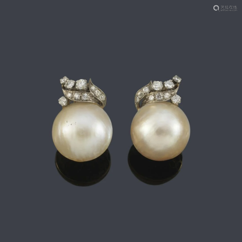 Earrings with a pair of Japanese pearls with a diamond