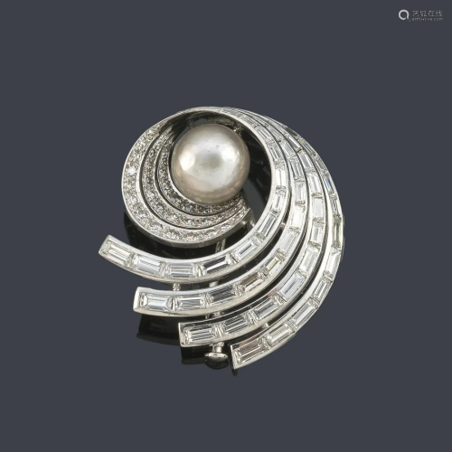 Spiral brooch with baguette and brilliant cut diamond