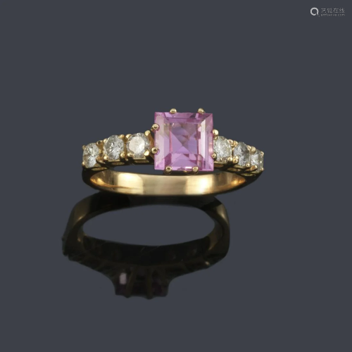Ring with pink sapphire and diamonds on both sides of