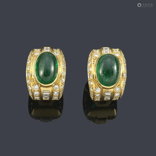 Short earrings with a pair of emeralds in cabochon of