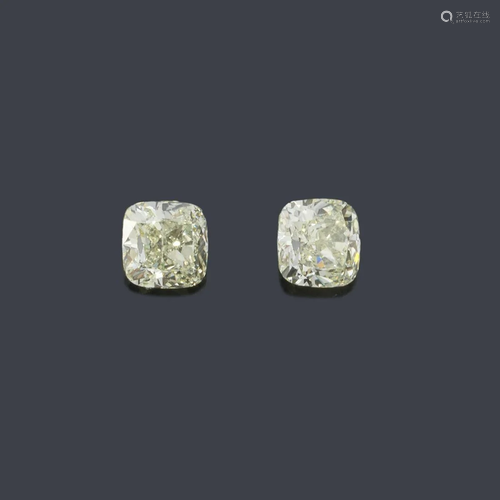 Pair of cushion-cut diamonds of 1.00 ct each, with