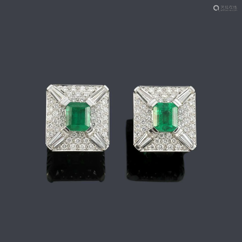 Short earrings with a pair of emeralds of approx. 2.88