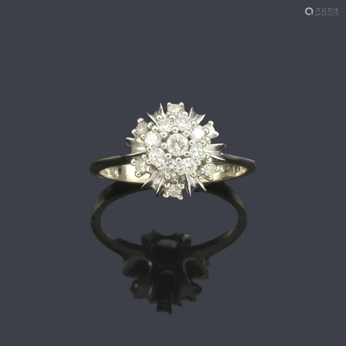 Rosette ring with brilliants in 18K white gold.