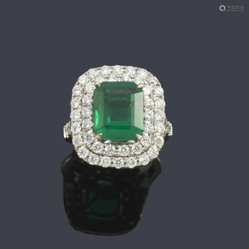 Ring with central emerald of approx. 3.56 ct with