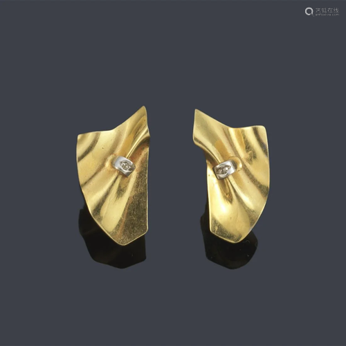 Short earrings with abstract motif in 18K yellow gold