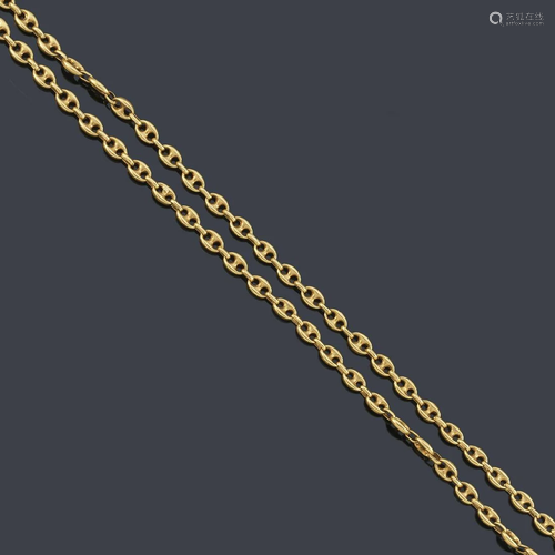 Long necklace with calabrote links in 18K yellow gold.