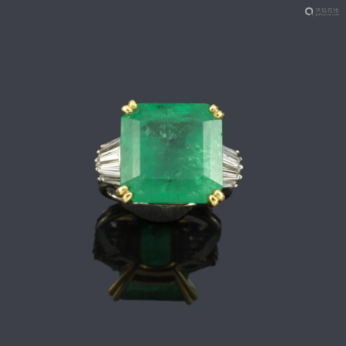 Ring with central emerald of approx. 13.50 ct with