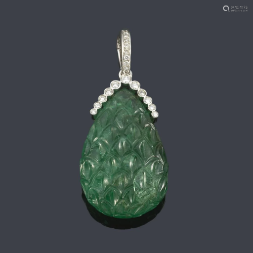LUIS GIL Pendant with emerald delicately engraved in