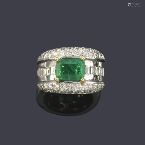 Ring with central emerald of approx. 1.95 ct with