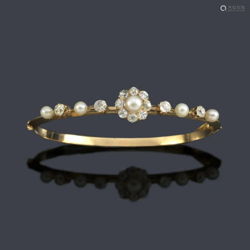 Rigid bracelet with pearl front and old-cut diamonds of