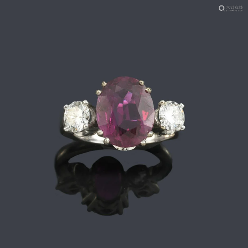 Ring with oval cut ruby of approx. 4.27