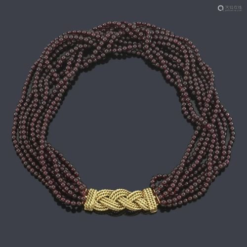 Necklace with nine strands with spherical garnet beads
