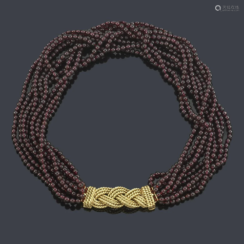 Necklace with nine strands with spherical garnet beads