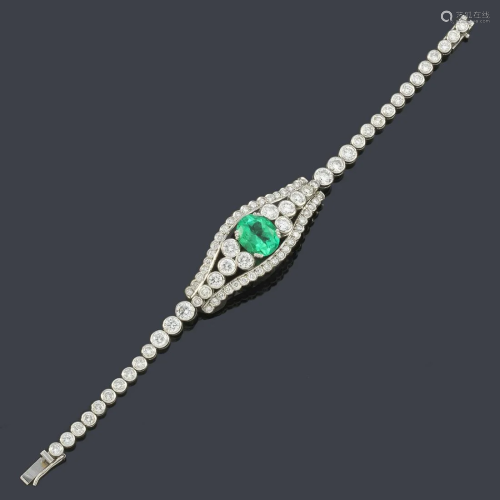 Important bracelet with an oval cut Colombian emerald