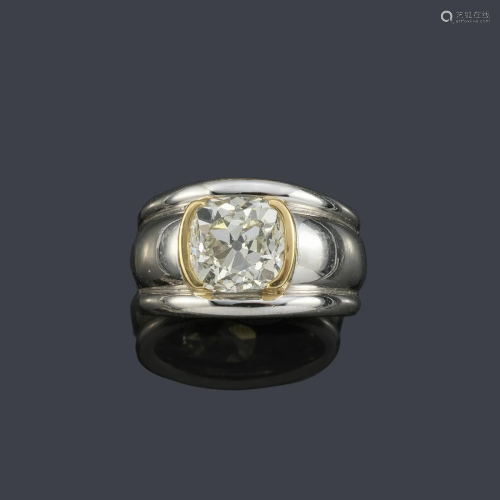 Ring with a cushion cut diamond of approx. 5.15 ct in