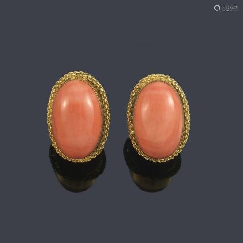 Short earrings with a pair of coral cabochons in 18K