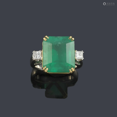 Ring with emerald cut emerald of approx. 10.80 ct with