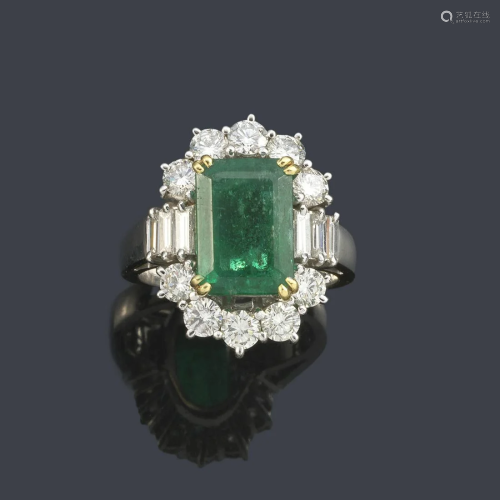 ALDAO Ring with central emerald of approx. 3.48 ct