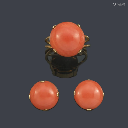 Earrings and ring with polished coral pieces in 18K