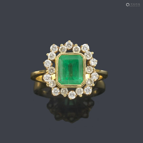 Ring with central emerald of approx. 1.20 ct with