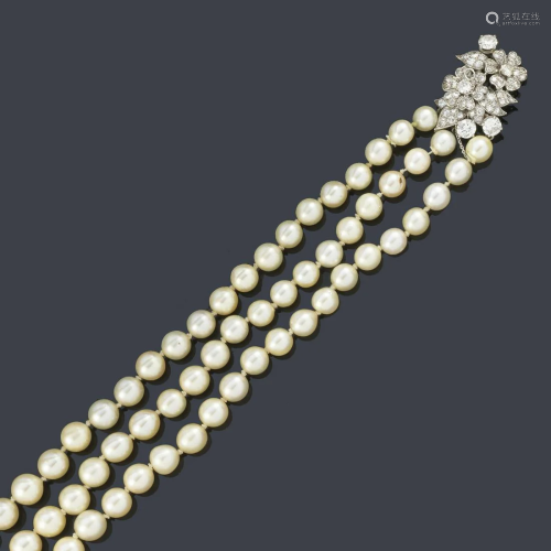 Necklace with three diminishing pearl strands of
