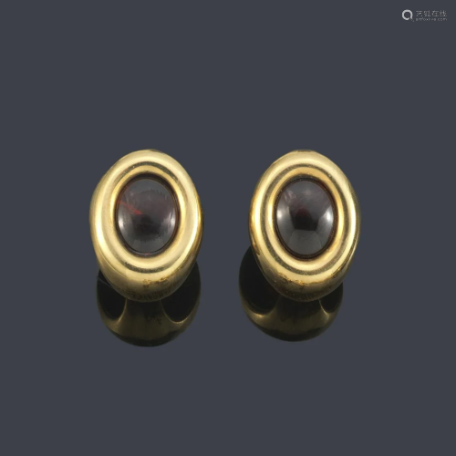 Short earrings with a pair of cabochon garnets. 18K