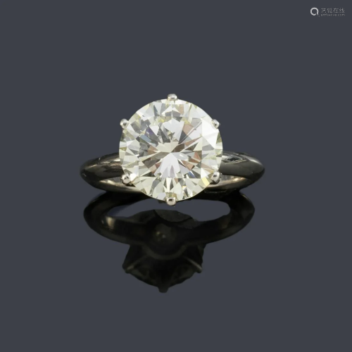 Solitaire with brilliant of 4.99 ct in 18K white gold.